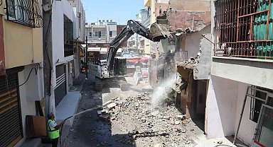 Akdeniz'de metruk yapılar tek tek yıkılıyor