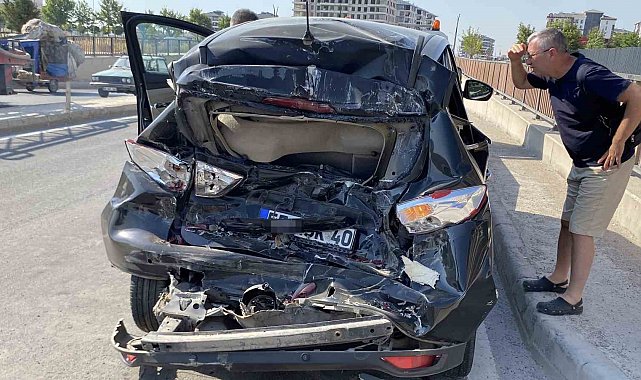 Aksaray'da kamyon otomobile arkadan çarptı: 2 yaralı