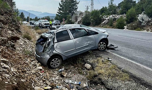 Akseki'de otomobil yoldan çıkıp kayalık alana çarptı: 5 yaralı