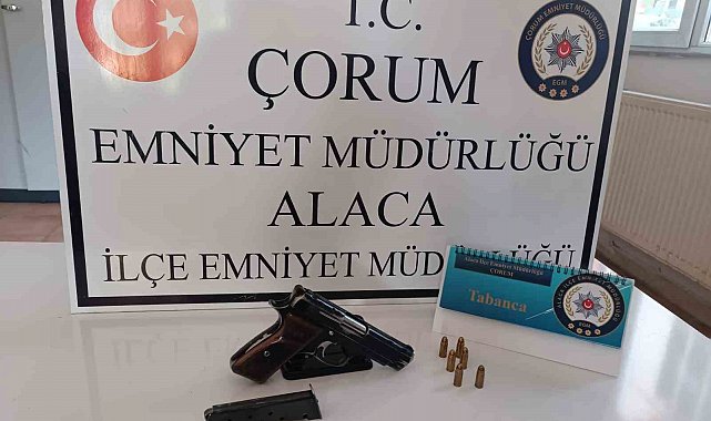 Alaca'da trafik denetiminde ruhsatsız silah ele geçirildi