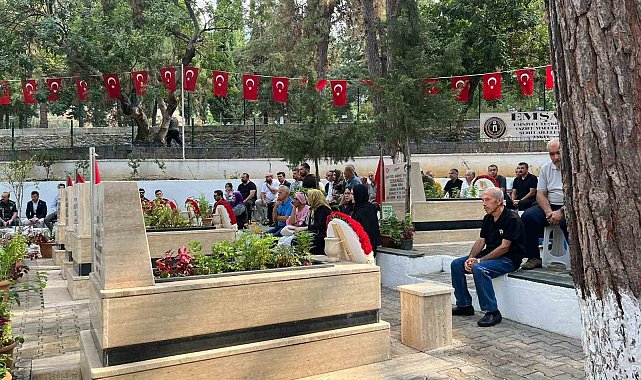 Alanya'da 15 Temmuz'da şehitliğe karanfil bırakıldı