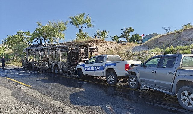Alev alan halk otobüsü küle döndü