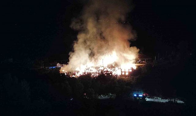 Alevler geceyi böyle aydınlattı: Yanan köy havadan görüntülendi