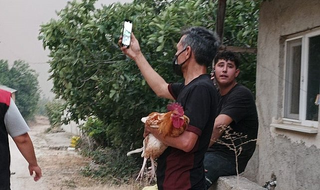 Alevler yaklaşınca horozunu kucağına alarak köyü terketti