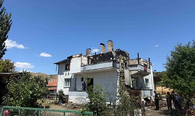Alevlere teslim olan ev kullanılmaz hale geldi