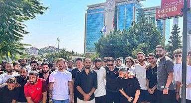 Alt lig futbolcuları, TFF'nin yaş sınırına tepki için GSB önünde toplandı