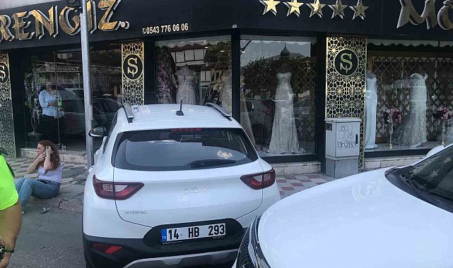 Amasya'da kaza yapan aracın vitrine çarptığı anlar kamerada