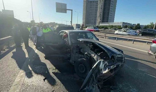 Anadolu Otoyolu'nda bariyerlere çarpan otomobile arkadan gelen araç çarptı: 4 yaralı