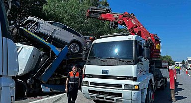 Anadolu Otoyolu'nda tır kazası: Sıfır kilometre Togg otomobiller hasar gördü, sürücü yaralandı