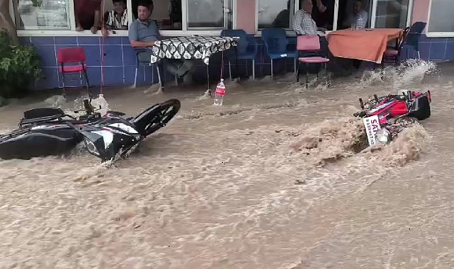 Aniden bastıran sağanak yağış Tavas'ta taşkına neden oldu