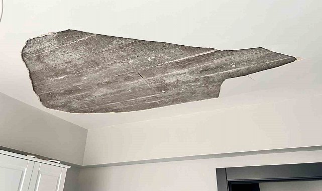 Ankara'da bebek, çöken tavan sıvasından saniyelerle kurtuldu