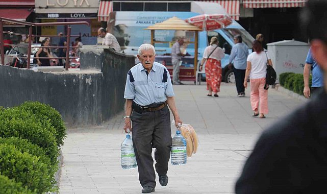 Ankara'da bunaltıcı sıcaklıklar hem vatandaşı hem esnafı zorluyor