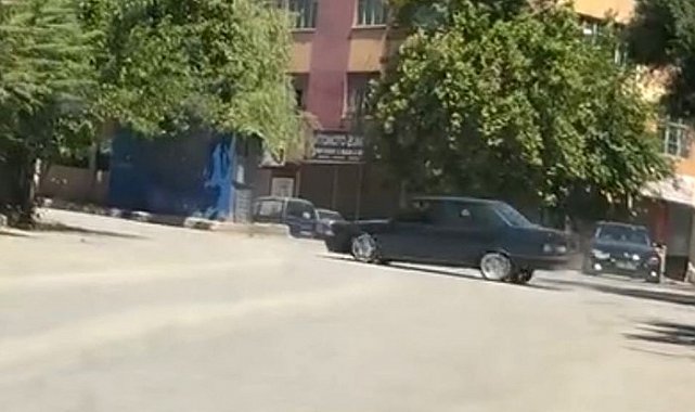 Ankara'da drift atan sürücü trafiği birbirine kattı
