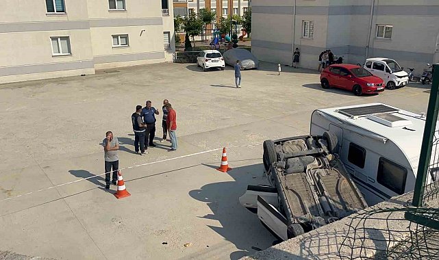 Anne-kız araçla 5 metre yükseklikten siteye uçtu