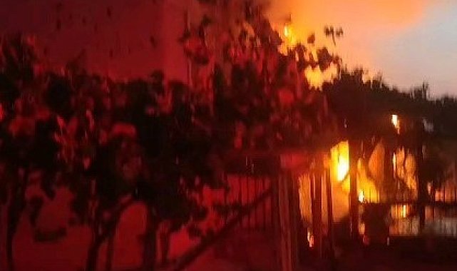 Antalya'da alev alev yanan ev kullanılamaz hale geldi