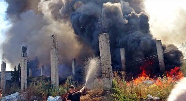 Antalya'da bir ev ve depo alevlerin arasında kaldı