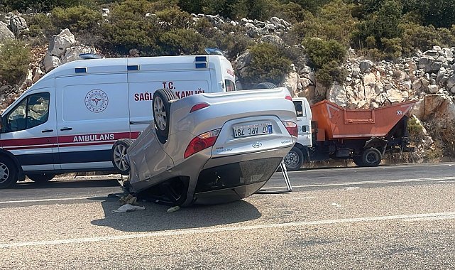 Antalya'da çöp kamyonuna çarpan araç takla attı: 3 yaralı