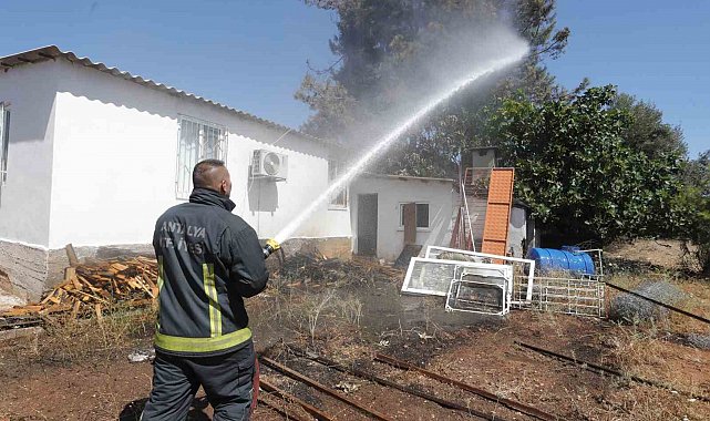 Antalya'da kuruyan otlar tutuştu, çıkan yangın 2 eve sıçramadan söndürüldü