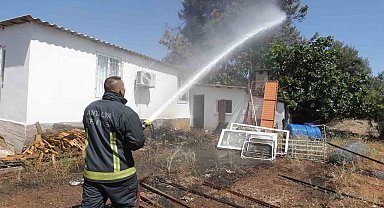 Antalya'da kuruyan otlar tutuştu, çıkan yangın 2 eve sıçramadan söndürüldü
