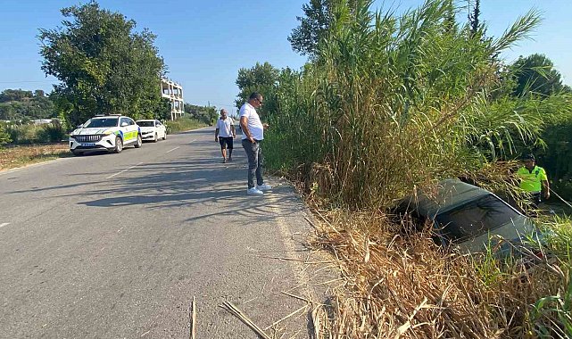 Antalya'da otomobil şarampole uçtu: Anne ve kızı yaralandı