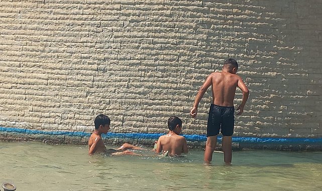 Antalya'da sıcaklık artışı devam ediyor, vatandaşlar sahile akın etti