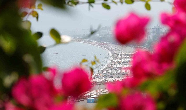 Antalya'da sıcaktan bunalanlar sahile akın etti