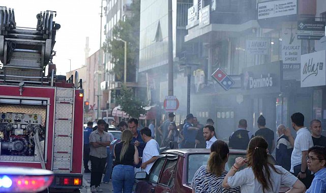Apartman boşluğundaki çöp yangını restoranı dumana boğdu