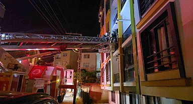 Apartman dairesinden yükselen duman paniğe neden oldu