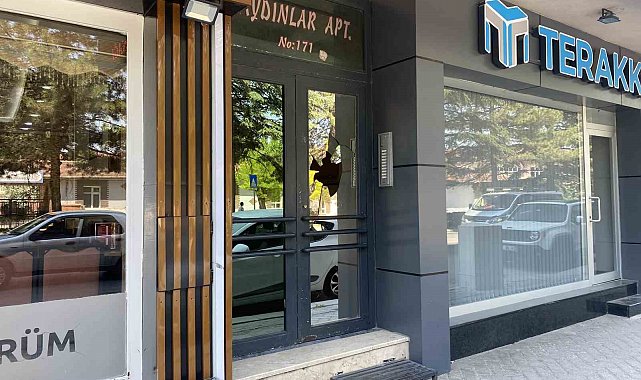 Apartman kapısının camını taş fırlatarak kırdılar