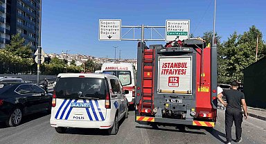 Araca yaslanarak arkadaşıyla konuşan şahsa otomobil çarptı