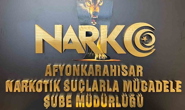 Aracın kapı döşemesinin arkasından 1 kilo 126 gram uyuşturucu çıktı