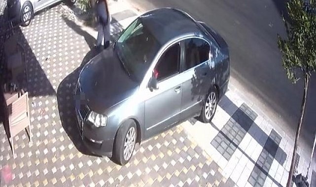 Araçta bırakılan çocuk, el frenini indirdi