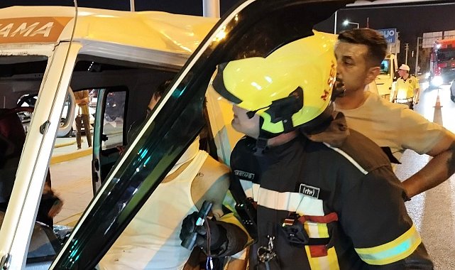 Araçta sıkışan sürücüyü itfaiye kurtardı