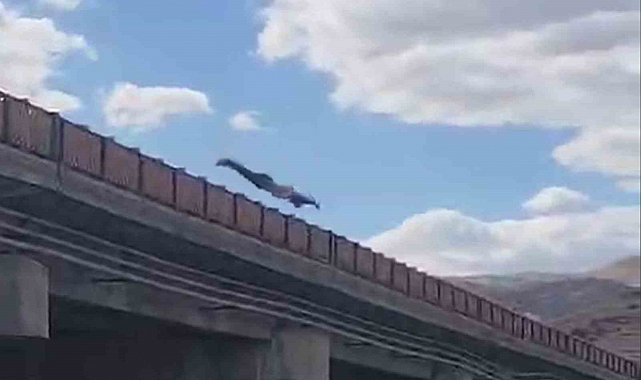 Arkadaşlarıyla iddialaştı, köprüden atladı: O anlar kamerada
