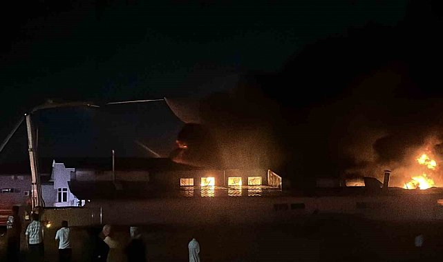 Arnavutköy'de alevler geceyi aydınlattı... Sünger ve plastik fabrikasında korkutan yangın