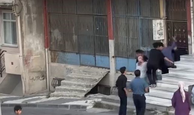 Arnavutköy'de sopalarla binaya saldırdılar: O anlar kamerada