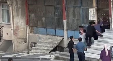 Arnavutköy'de sopalarla binaya saldırdılar: O anlar kamerada