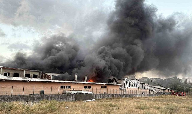 Arnavutköy'de sünger ve plastik fabrikasında yangın sabah saatlerinde söndürüldü