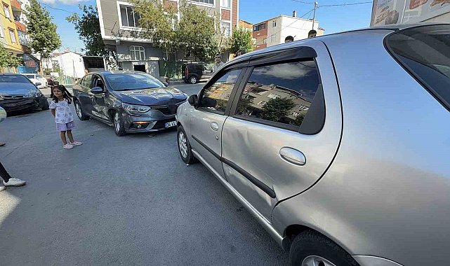 Arnavutköy'de zincirleme kaza: Çocuk iki araç arasında sıkışarak yaralandı