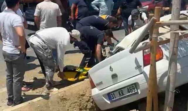 Arsuz'da orta refüje devrilen otomobilin sürücüsü yaralandı