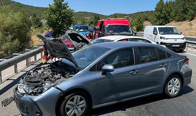 Asfaltın erimesi zincirleme kazaya neden oldu: 8 yaralı