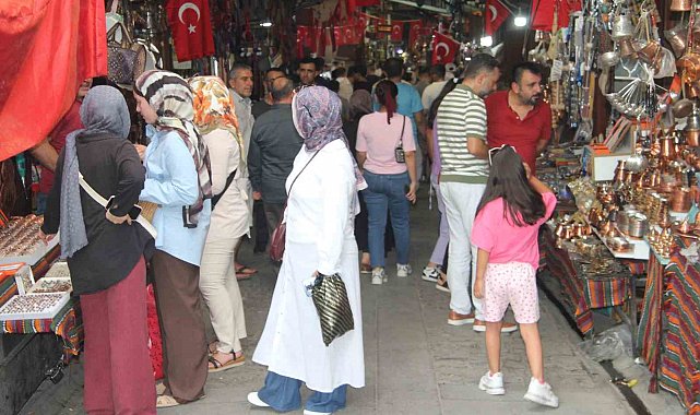 Aşırı sıcağa rağmen Gaziantep turist akınına uğruyor