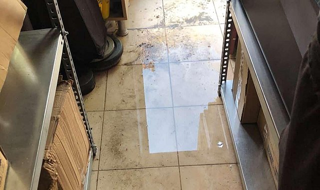 ASKİ boru patlağını onardığı sırada taşan su elektronik mağazasını bastı