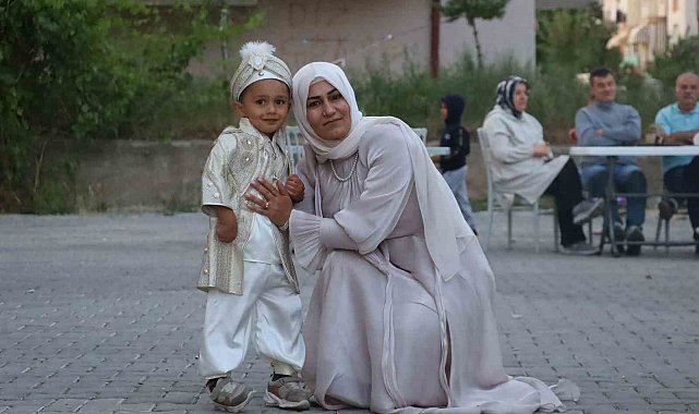 Asrın felaketinin simgesi olan bebeklerden Umut'a buruk sünnet düğünü