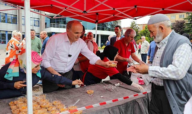 Aşurenin bereketi paylaşıldı