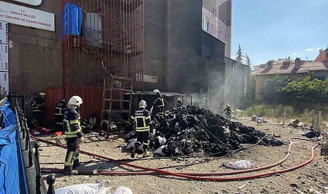 Atık tekstil malzemeleri alev alev yandı