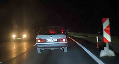 Ayaklarını pencereden çıkartarak tehlikeli yolculuk yaptığı anlar görüntülendi