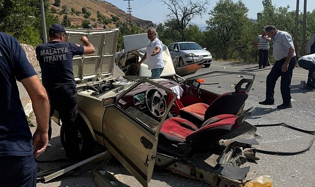 Aydınlatma direğine çarpan Tofaş ikiye bölündü: 1 yaralı