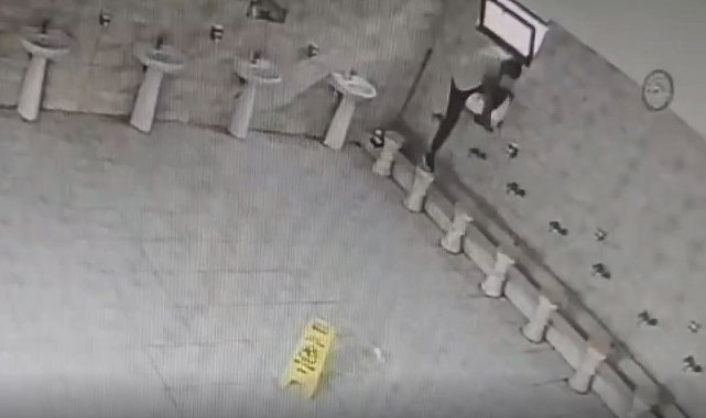 Bağcılar'da bir camiinin musluklarını tekmeleyerek zarar veren şahıs gözaltına alındı