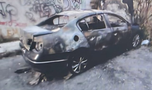 Bahçelievler'de polis yelekli hırsızlar, yakalanmamak için aracı yaktı